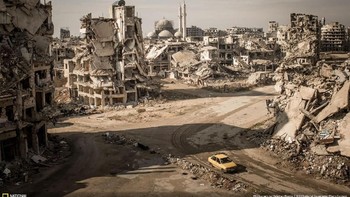 Peringkat ketiga di katogori Place diraih Christian Werner. Menampilkan reruntuhan bangunan di distrik Khalidiya, Homs, Suriah.  Foto: National Geographic