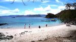 Saat Puluhan Botol Bir Tergeletak Dibuang di Pantai Pink Komodo