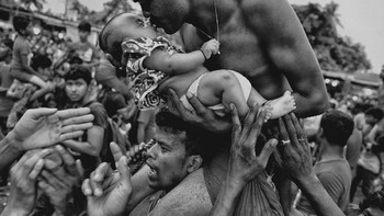 Peringkat ketiga kategori People diraih Avishek Das. Menampilkan seorang pemuja Hindu mencium bayinya yang baru lahir selama festival Charak Puja di Bengal Barat, India. Foto: National Geographic