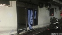 Kaca-kaca polsek pecah dan dilaporkan sempat ada kendaraan yang dibakar (Foto: Ibnu Hariyanto/detikcom)