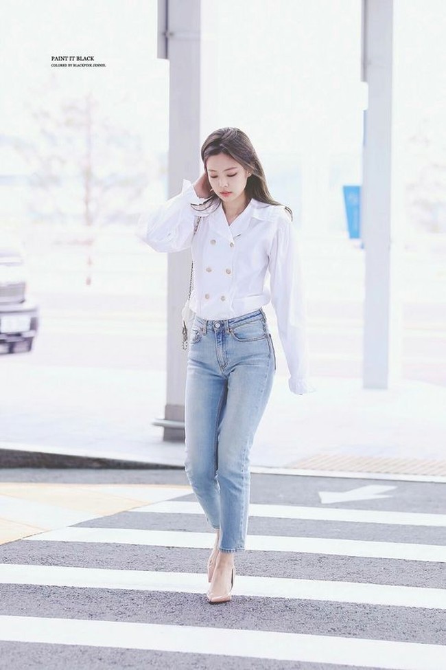 Tak jarang, mereka juga tampil feminin dan elegan. Jennie yang punya julukan human luxury atau manusia mewah ini tampak mengenakan atasan serupa blazer yang membuatnya semakin cantik. Foto: Pinterest