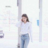 Tak jarang, mereka juga tampil feminin dan elegan. Jennie yang punya julukan human luxury atau manusia mewah ini tampak mengenakan atasan serupa blazer yang membuatnya semakin cantik. Foto: Pinterest