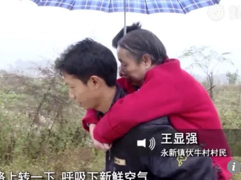 Pengabdian Wang untuk merawat ibunya yang lumpuh