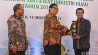 Semen Indonesia meraih peringkat 5 yakni peringkat tertinggi, bersama 86 perusahaan industri lainnya, karena dinilai mengelola lingkungan dengan sangat baik. Penghargaan diserahkan oleh Menteri Perindustrian Airlangga Hartarto kepada Direktur Produksi Semen Indonesia Benny Wendry di Gedung Kementerian Perindustrian, Jakarta, Rabu (12/12). istimewa/SI