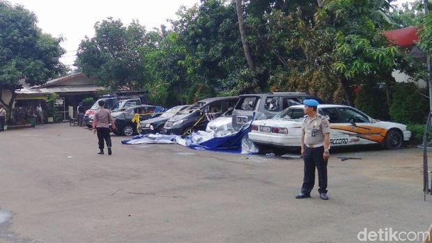 Deretan mobil yang dirusak massa
