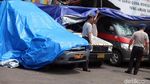 Mobil yang Dirusak di Polsek Ciracas Ditutupi Terpal