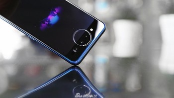 Layar bagian belakangnya berukuran 5,49 inch. Punya resolusi Full HD dengan aspek rasio 16:9. Foto: Sina Mobile