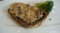 Beef wellington bisa dipadu dengan saus mushroom jika tak konsumsi saus red wine.