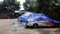 Mobil-mobil itu tak hanya dirusak dan digulingkan, tetapi juga dibakar.