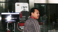 Dari pantauan di KPK, Jalan Kuningan Persada, Jakarta Selatan, Rabu (12/12/2018), awalnya Purwono tampak turun dari tangga ruang pemeriksaan. Dia tampak sedang menelepon melalui telepon seluler (ponsel), kemudian duduk di lobi KPK.