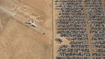 Pemenang utama dan posisi pertama di kategori Place diraih Jason Todorov. Menampilkan ribuan mobil Volkswagen dan Audi di tengah Gurun Mojave, California, AS. Model yang diproduksi mulai 2009 hingga 2015 dirancang untuk mengelabui tes emisi yang diamanatkan oleh Badan Perlindungan Lingkungan AS. Menyusul skandal itu, Volkswagen menarik jutaan mobil. Foto: National Geographic