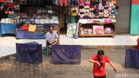 Penjual dan pembeli tak segan untuk berbaur bermain tenis meja bersama. Ada pula pedagang yang duduk menonton permainan tenis meja sambil menunggu pengunjung di depan lapak mereka.