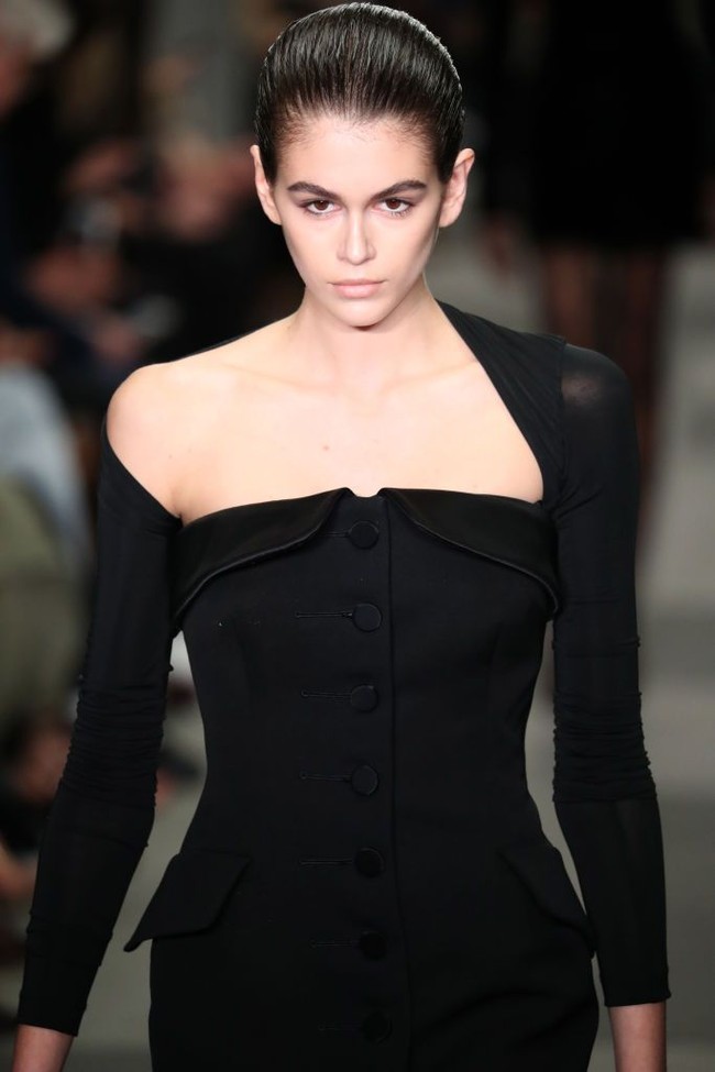 Sejak debut, Kaia Gerber kebanjiran banyak tawaran kerja. Wajah cantiknya pun menghiasi lantai catwalk sejumlah brand ternama seperti Valentino, Burberry, Versace hingga Alexander Wang. Foto: Getty Images