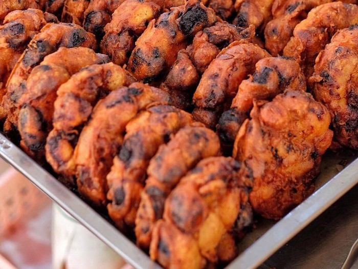 Kriuk Manis Pisang Goreng Teman Ngopi Ada Di 5 Tempat Ini Pisang yang dibaluri tepung ini digoreng sampai kering, sehingga renyahnya bukan main. kriuk manis pisang goreng teman ngopi