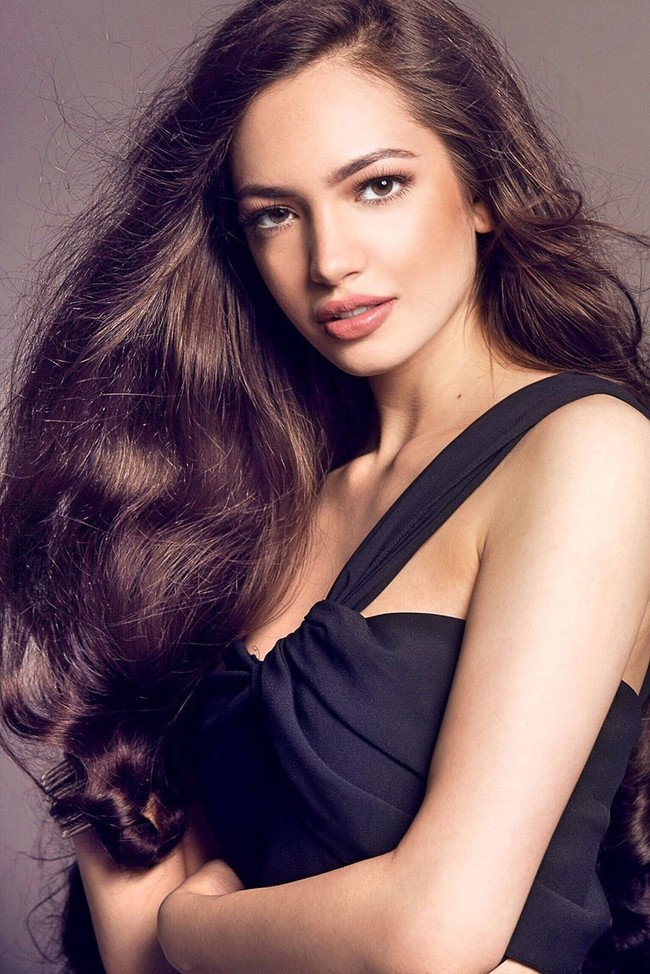 Miss Universe Switzerland ini juga tampil memesona di foto resmi yang dirilis oleh penyelenggara. Jastina Doreen Riederer dikenal sebagai orang yang gemar membantu dan menginginkan yang terbaik untuk orang lain. Wanita cantik berusia 20 tahun ini bahkan menguasai bahasa Inggris, bahasa Jerman, bahasa Italia, dan bahasa Spanyol. Foto: dok. Miss Universe