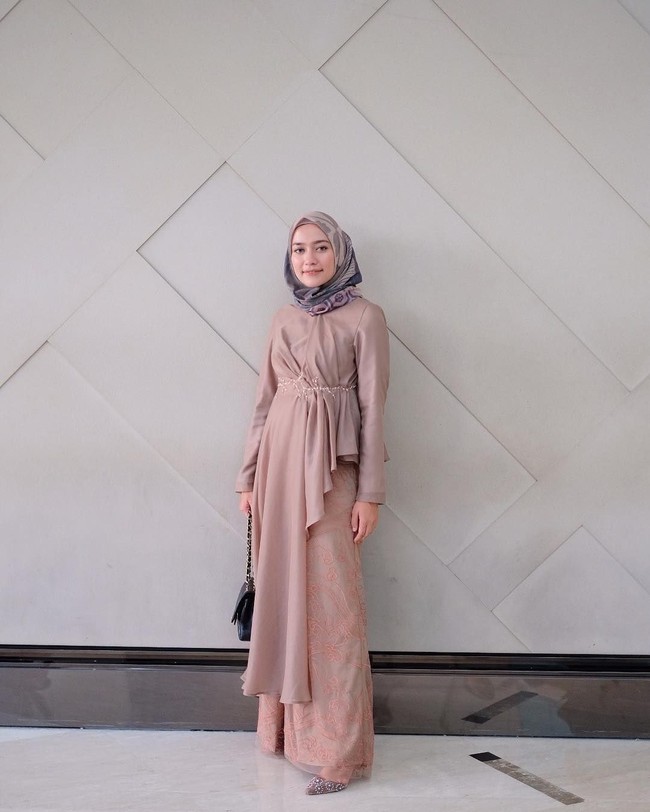 Seperti tunik yang ia pakai ini. Potongan asimetris dengan detail kerutan membuat penampilannya terlihat dinamis. Foto: Instagram/Megaiskanti