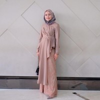 Seperti tunik yang ia pakai ini. Potongan asimetris dengan detail kerutan membuat penampilannya terlihat dinamis. Foto: Instagram/Megaiskanti