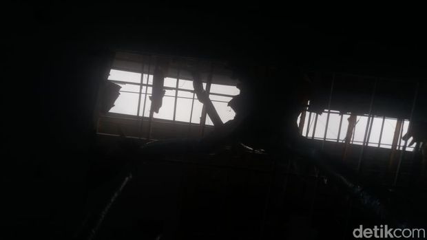 Hujan dan Angin Kencang, Atap Gedung Smesco Ambrol