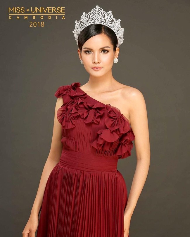 Para fans Rern Sinat pun bereaksi atas ucapan kasihan dari Miss Australia dan Miss USA tersebut. Mereka mengkritik sikap kedua finalis Miss Universe 2018 itu yang tidak seharusnya mengasihani Miss Cambodia karena tak bisa berbahasa Inggris. Keduanya dianggap menghinap Rern Sinat. Foto: Instagram @rern_sinat