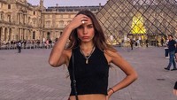 Sebagai seorang model, Paris sudah jadi kiblat mode bagi gadis seusianya. Begini pose Hana di depan Museum Louvre yang terkenal di kalangan turis. (Instagram/@hancross)