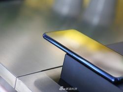 Penampakan Keren Ponsel Dua Layar Vivo