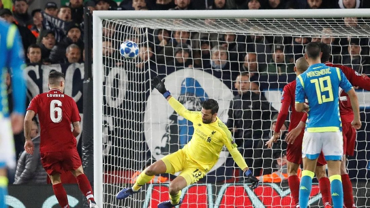 Alisson Becker saat mengadang peluang Arkadiusz Milik di menit akhir (Carl Recine/Reuters)