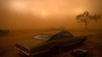 Juara kedua di kategori Place diraih Nicholas Moir. Menampilkan Ford Thunderbird yang berkarat diselimuti oleh debu merah dari badai supercell di Ralls, Texas. Foto: National Geographic