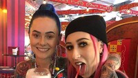 Lewat instagramnya, Sarah banyak membagikan momen kulineran. Seperti saat menikmati minuman bersama temannya di kafe ini. Foto: instagram @rosesarered_23