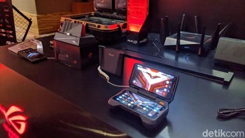 Tak sebatas smartphone-nya, Asus juga meluncurkan kelengkapan ekosistem untuk smartphone gaming ROG ini. Untuk memaksimalkan kepuasan saat bermain mobile game dengan ROG phone, Asus juga meluncurkan perangkat penunjang lainnya. Foto: Adi Fida Rahman/detikINET