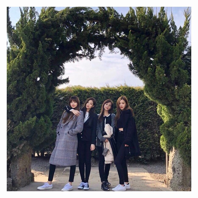 Berbeda dengan tampilan panggung yang seksi, girlband yang dikenal stylish itu lebih sering berbusana kasual di keseharian. Foto: Instagram Blackpink