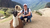 Lain lagi gayanya saat berada di Machu Picchu, Peru. (gabrielndsprado/Instagram)