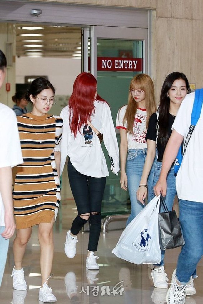 Hal tersebut terlihat dari gaya mereka ketika hadir di bandara. Para pelantun Ddu-Ddu-Ddu tersebut lebih sering menerapkan kaus dan celana jeans atau dress kasual. Foto: Pinterest