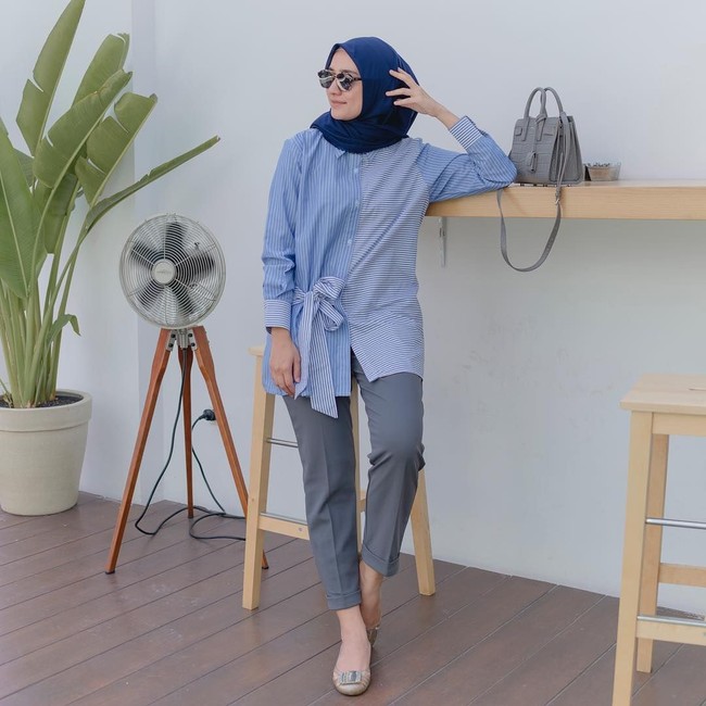 Tunik atau atasan jadi favorit para hijabers karena praktis dipakai sehari-hari. Agar tak tampil membosankan, pilih atasan dengan detail menarik. Foto: Instagram/Megaiskanti