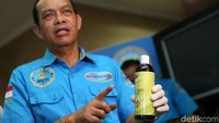 Botol cair itu pun diduga oleh BNN sebagai narkotika jenis baru.