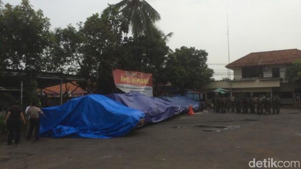 Personel TNI tampak berbaris di halaman Polsek