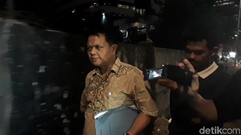 Hakim PN Semarang Tersangka Suap Irit Bicara Usai Diperiksa KPK Hakim PN Semarang Tersangka Suap Irit Bicara Usai Diperiksa KPK