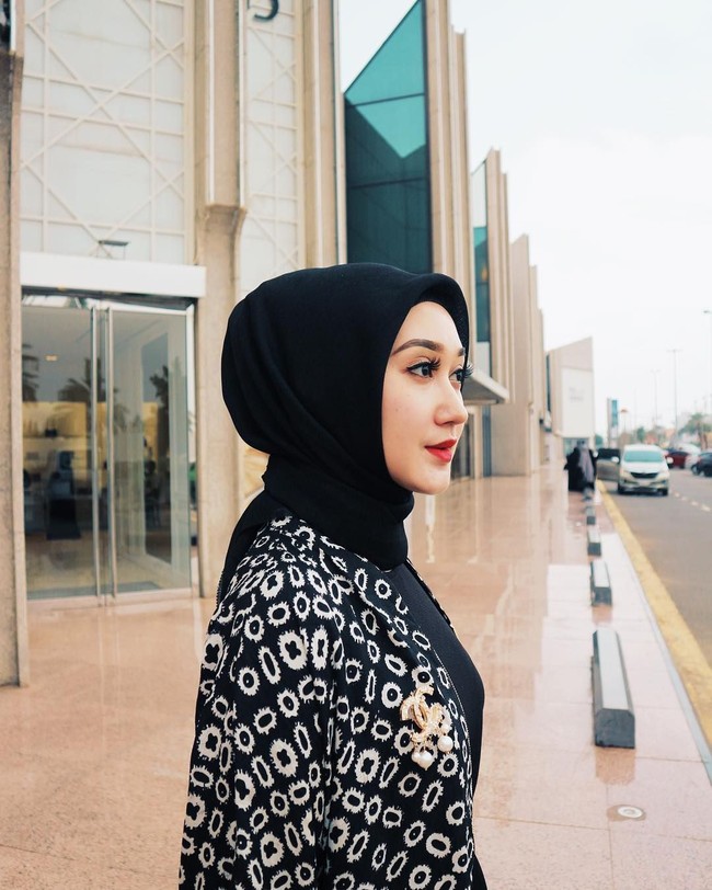 Menurutnya, dengan berat badan yang proporsional tubuh jadi lebih sehat dan nyaman bergerak. Untuk berpose dalam foto OOTD pun lebih mudah. Foto: Instagram/DianPelangi