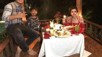  Berlibur ke Ubud, Barbie mengajak Galih dan putranya untuk makan malam di sebuah restoran berkonsep alam. Selain pemandangannya yang indah, suasana restonya juga romantis. Foto: Instagram @barbiekumalasari