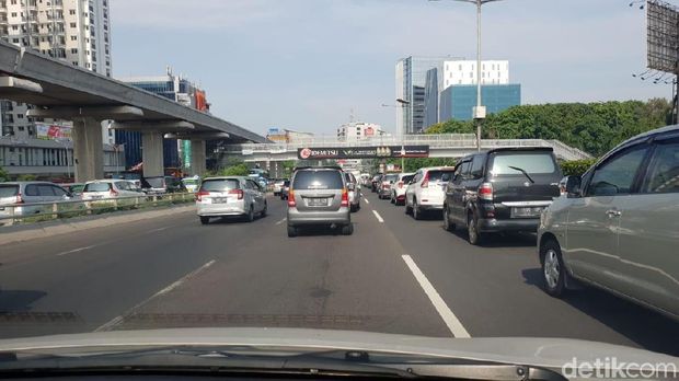 Antre Keluar di Semanggi, Tol Dalam Kota Macet 7 Km