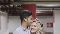 So sweet! Ini momen ketika Uwik memberikan cake spesial untuk sang suami. Foto: Instagram @dwihandaanda