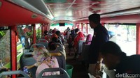 Turis disarankan datang 1,5 jam sebelum keberangkatan untuk mendapatkan tiket gratis di loket dengan meninggalkan tanda pengenal (Angling Adhitya Purbaya/detikTravel)