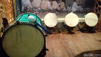 Ada juga alat musik hadrah yang lekat dengan dunia santri. Museum ini juga memajang aktivitas perekonomian Kudus masa lampau hingga sekarang. (Akrom/detikTravel)