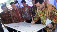 Asisten Deputi Gubernur Bidang Transportasi Setda DKI Sunardi Sinaga menandatangani prasasti penyerahan motor listrik.