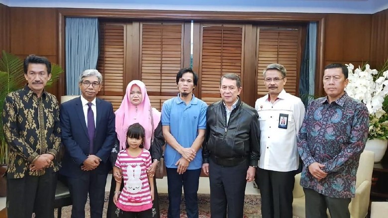 Kemlu Serahkan WNI yang Diculik di Perairan Pulau Sabah ke Keluarga Kemlu Serahkan WNI yang Diculik di Perairan Pulau Sabah ke Keluarga