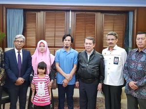 Kemlu Serahkan WNI yang Diculik di Perairan Pulau Sabah ke Keluarga