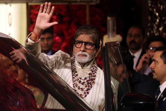 Aktor lawas Amitabh Bhachchan juga mengenakan blouse tunik khas India, yang dilengkapi dengan kalung berhias batu. Foto: REUTERS/Francis Mascarenhas