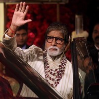 Aktor lawas Amitabh Bhachchan juga mengenakan blouse tunik khas India, yang dilengkapi dengan kalung berhias batu. Foto: REUTERS/Francis Mascarenhas
