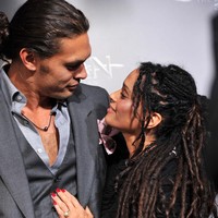 Di acara tersebut, sejoli ini tak ragu untuk memamerkan kemesraan mereka. Tak cuma memeluk, mereka bahkan sesekali berciuman.  Foto: Getty Images