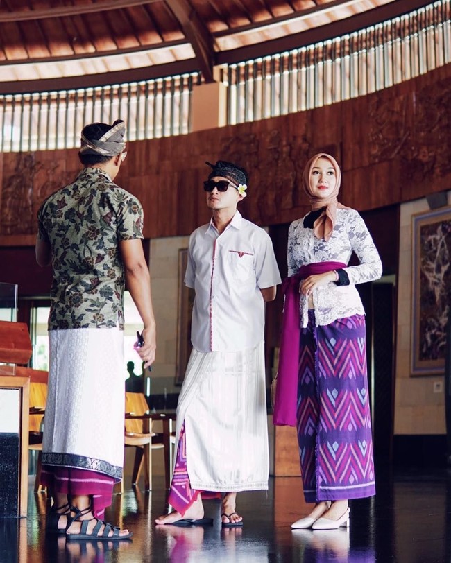 Jika ditanya olahraga favoritnya, Dian memilih yoga dan bersepeda. Sesungguhnya, Dian tidak menyukai cardio. Hanya saja cardio dibutuhkan untuk menurunkan berat badan. Foto: Instagram/DianPelangi