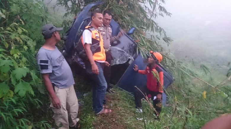 Mobil Berisi Satu Keluarga Masuk Jurang di Mojokerto Mobil Berisi Satu Keluarga Masuk Jurang di Mojokerto
